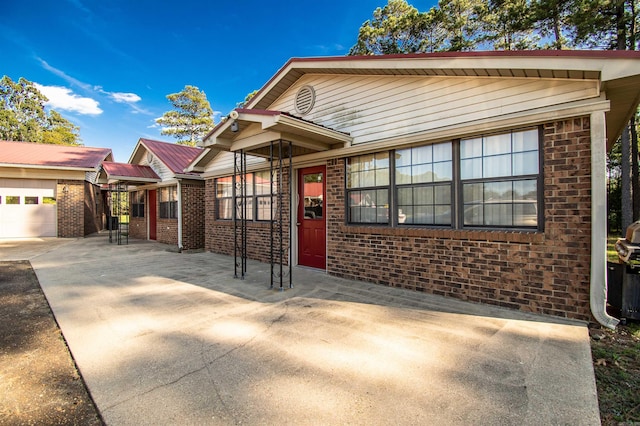 view of front facade featuring a garage