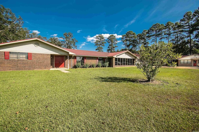 view of front of house featuring a front yard