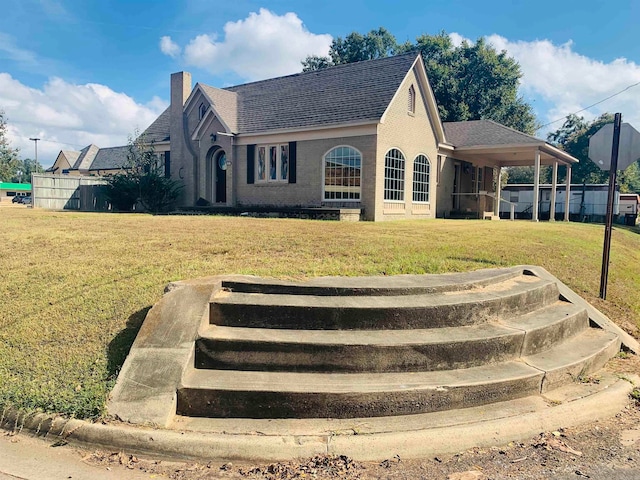 view of front facade featuring a front yard