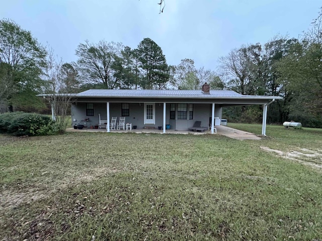 view of front of house featuring a front lawn and a carport