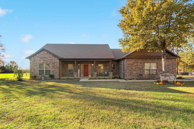 view of front of property featuring a front lawn