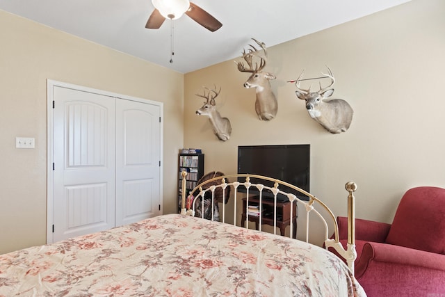 bedroom featuring ceiling fan and a closet