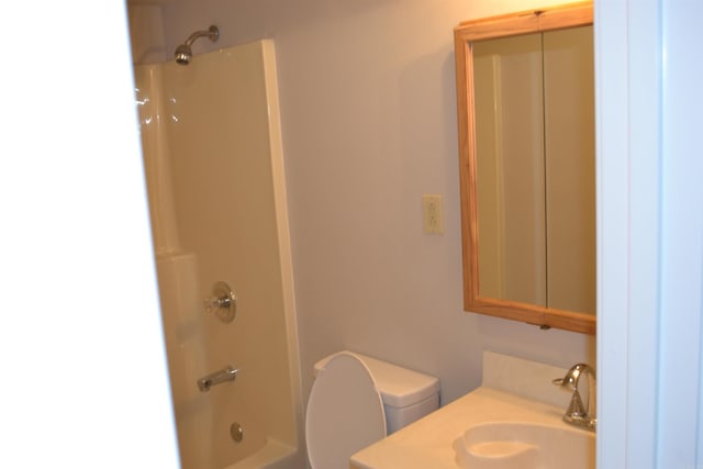 full bathroom featuring toilet, sink, and shower / bathing tub combination