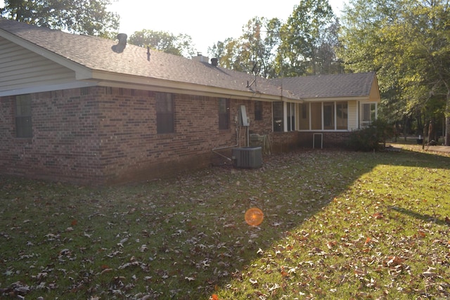 back of house featuring a lawn