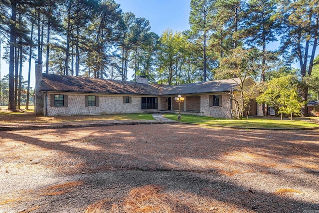 ranch-style house featuring a front lawn