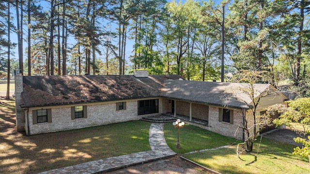 single story home with a front lawn