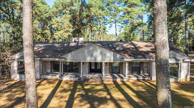 view of front of house featuring a front lawn