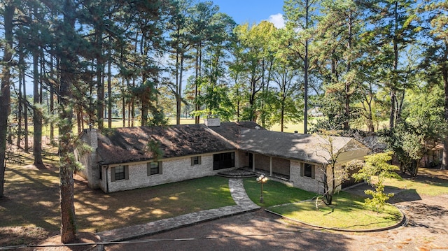 ranch-style home featuring a front lawn