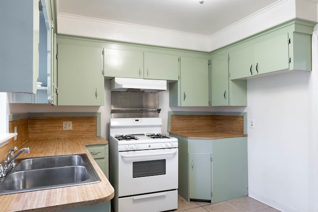 kitchen featuring crown molding, sink, white gas range oven, green cabinetry, and light tile patterned floors