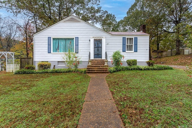 view of front of house with a front lawn