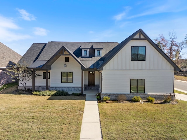 modern farmhouse style home featuring a front lawn