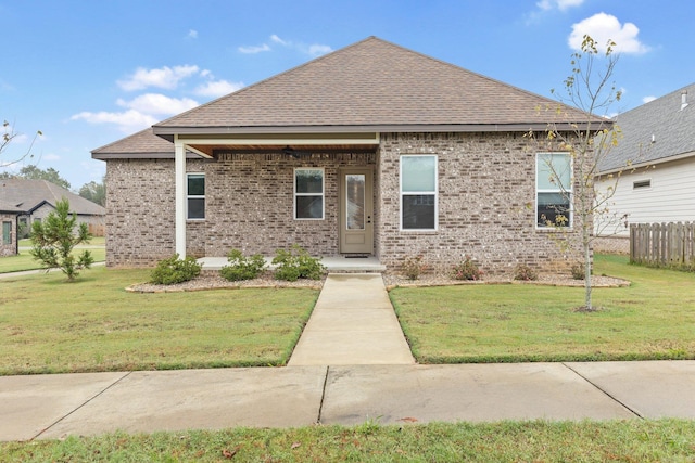 view of front facade featuring a front lawn