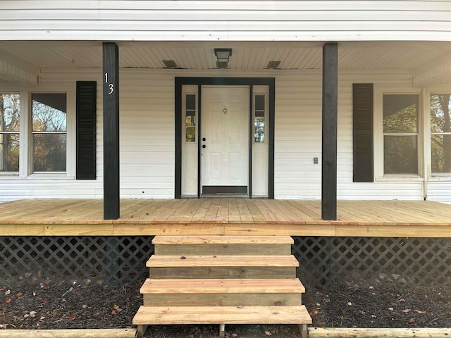 property entrance featuring a porch