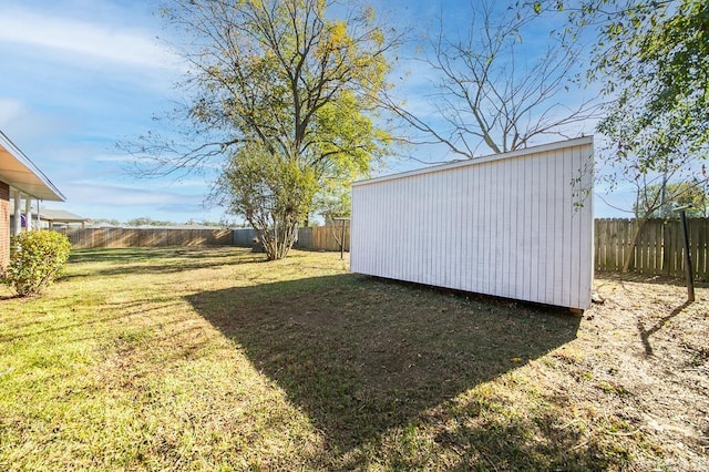 view of yard with an outbuilding