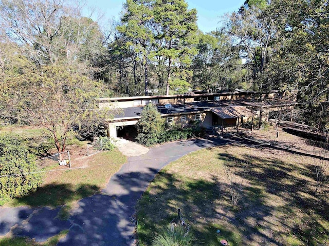 view of front of house featuring a front lawn