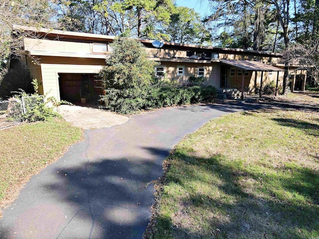 view of front of house featuring a front lawn and a garage