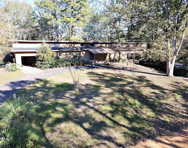 view of front facade with a garage