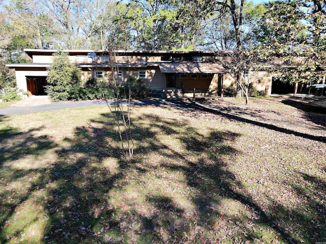 view of front of house with a front lawn