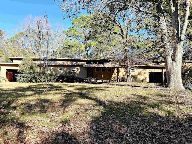 view of front of property featuring a front yard