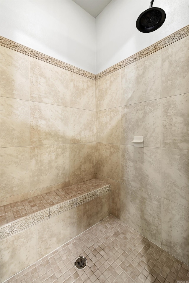 bathroom featuring a tile shower