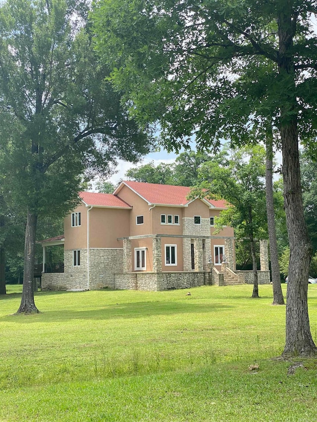 view of front of home featuring a front yard