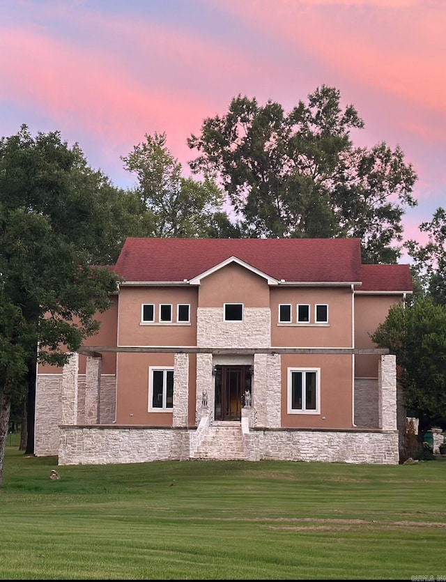 view of front of property with a yard