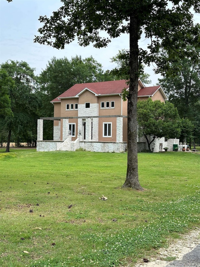 view of front facade featuring a front lawn