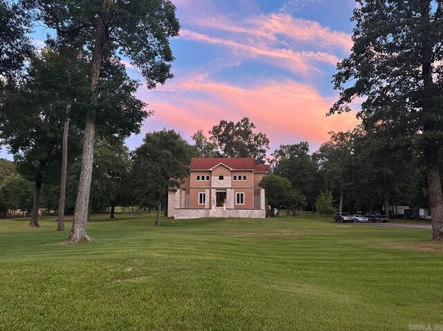 view of yard at dusk