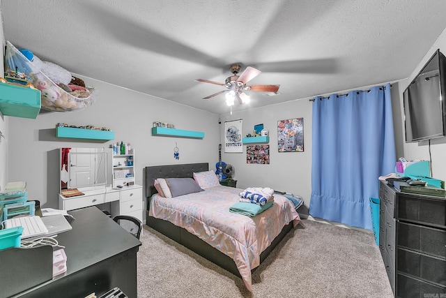 bedroom featuring ceiling fan, light carpet, and a textured ceiling