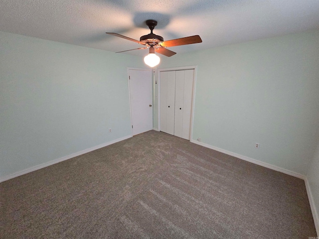 unfurnished bedroom with carpet flooring, ceiling fan, a textured ceiling, and a closet