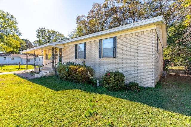 ranch-style home featuring a front lawn and covered porch