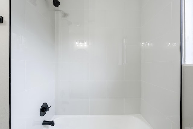 bathroom with tiled shower / bath