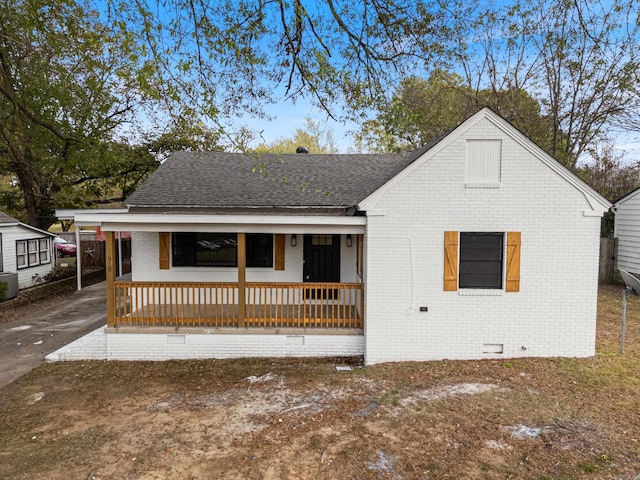 view of front facade featuring covered porch and central AC