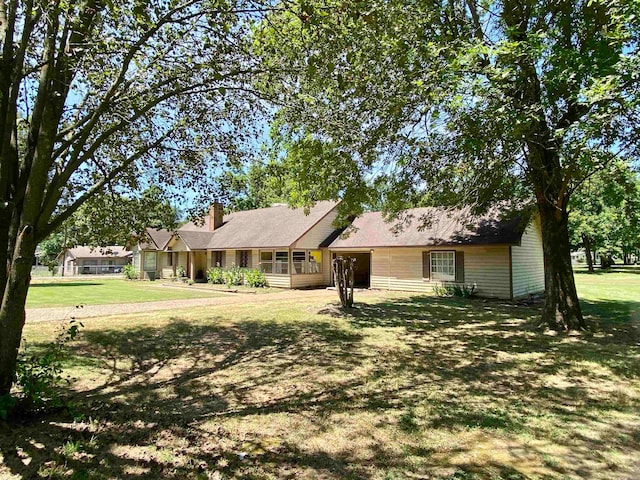 single story home featuring a front lawn