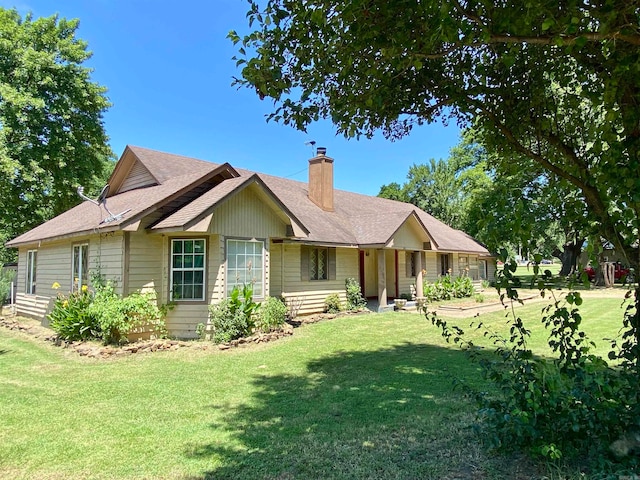 ranch-style home featuring a front lawn