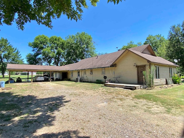 view of front of home featuring a front yard and a carport