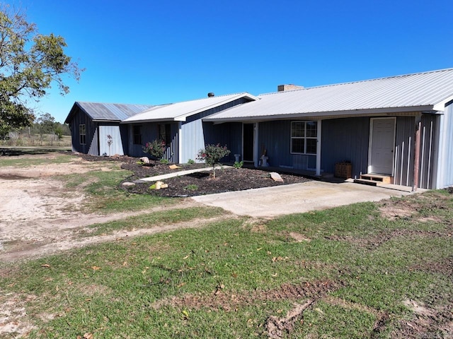 view of front of house featuring a front lawn