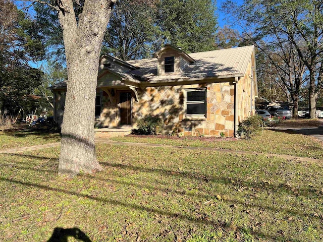 view of front of house with a front yard