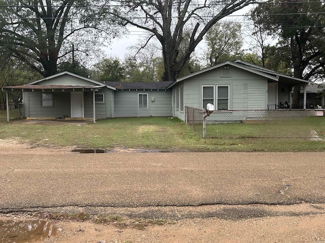 view of front of home featuring a front lawn