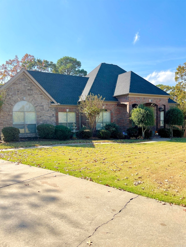 view of front of property featuring a front lawn