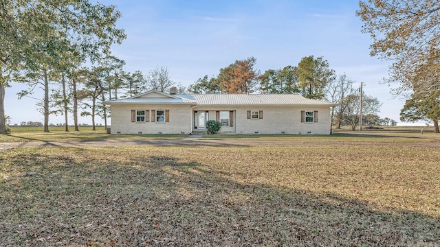 view of front facade featuring a front yard