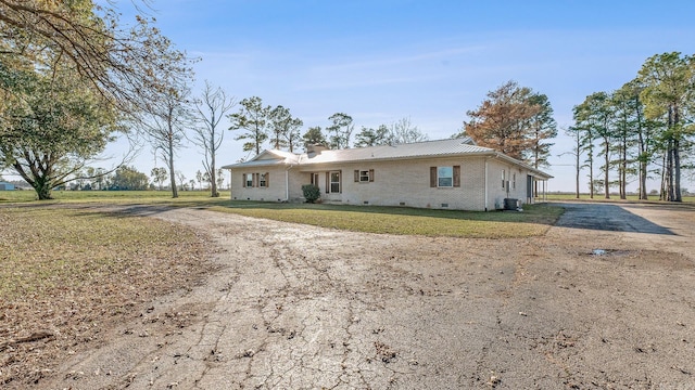 view of front of house featuring a front lawn