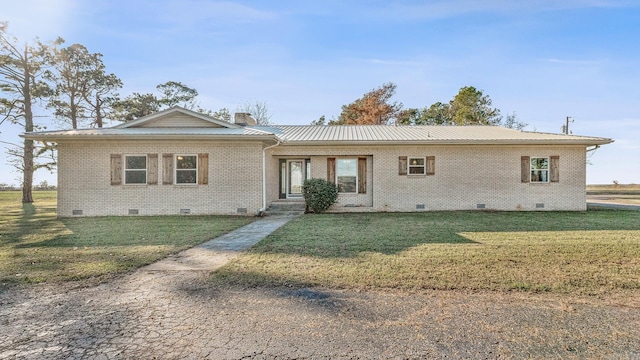 ranch-style home featuring a front lawn