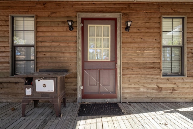 doorway to property with covered porch