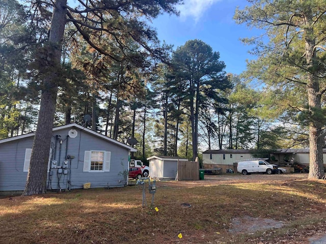 view of yard with a storage shed