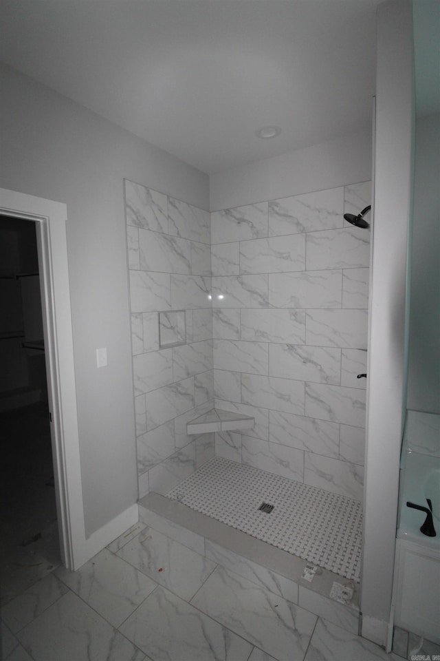 bathroom featuring a tile shower