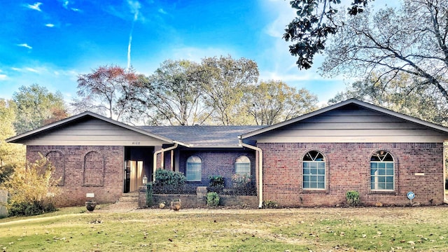 single story home with a front yard