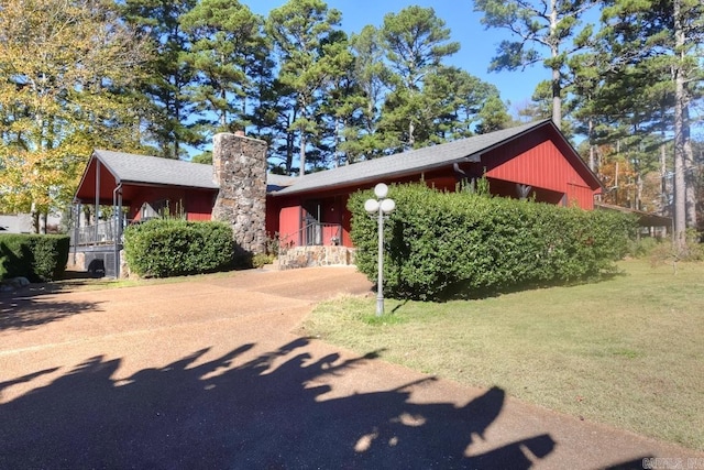 view of front of home featuring a front lawn