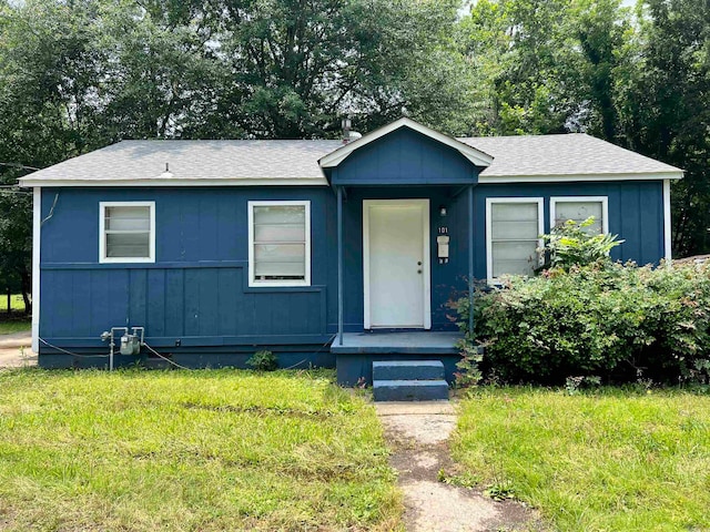 view of front of house with a front lawn