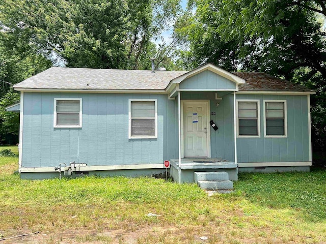 view of front of property featuring a front lawn